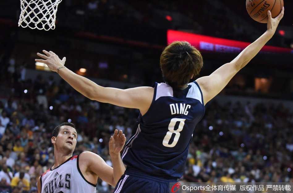 丁彦雨航外线持球，自信满满地干拔跳投，出手瞬间眼神紧盯着篮筐