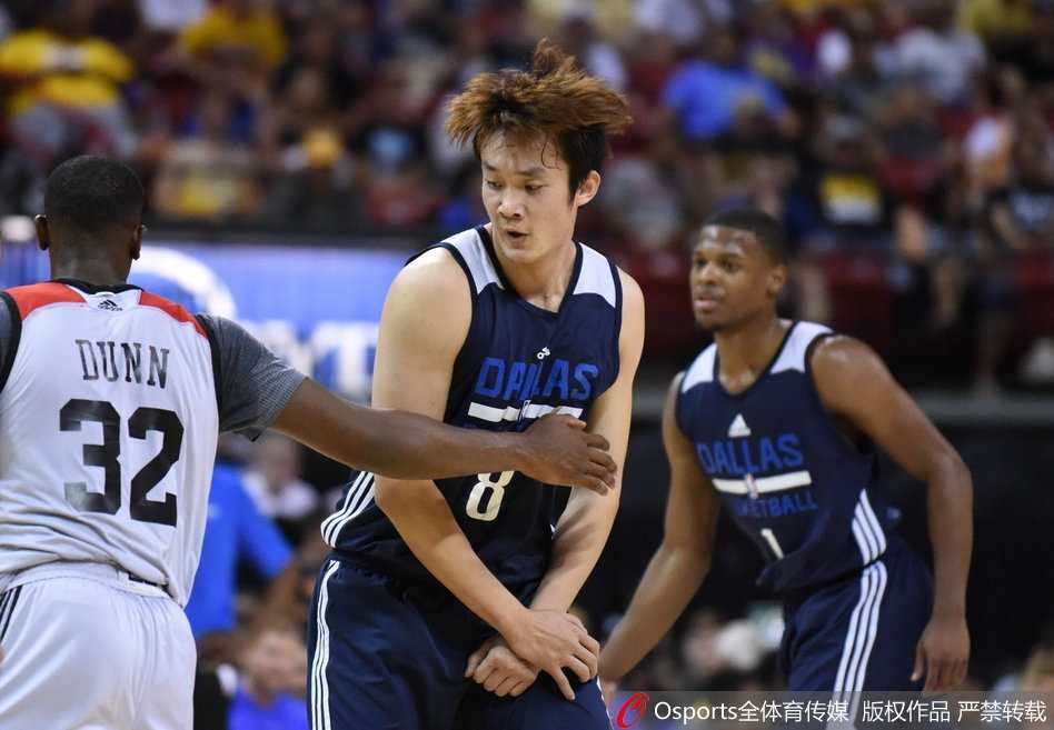 丁彦雨航在人群中高高跃起，奋力拼抢篮板球，展现出强烈的求胜欲望