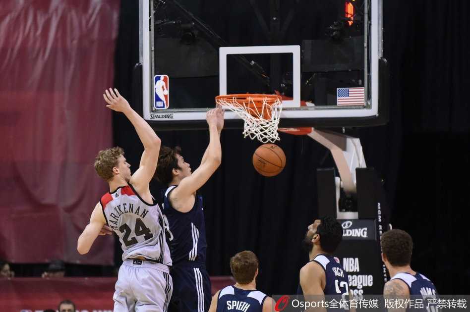 丁彦雨航运球强行突破，面对防守对抗，眼神坚毅地冲击篮筐