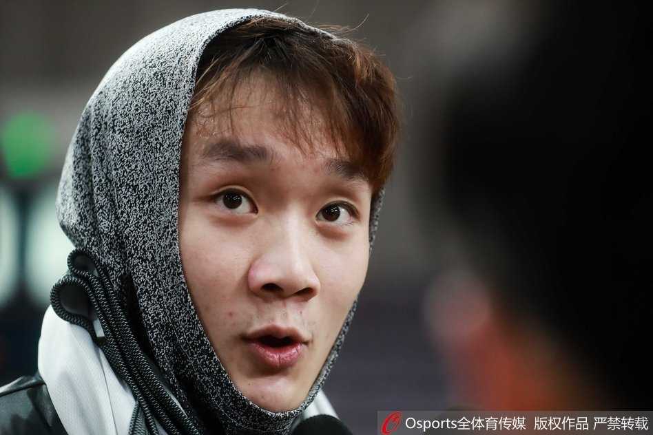 只见小丁手法娴熟地摆弄着手中的头巾，一脸认真地将每一缕不听话的发丝都塞进去，誓要与那些吐槽声抗争到底。