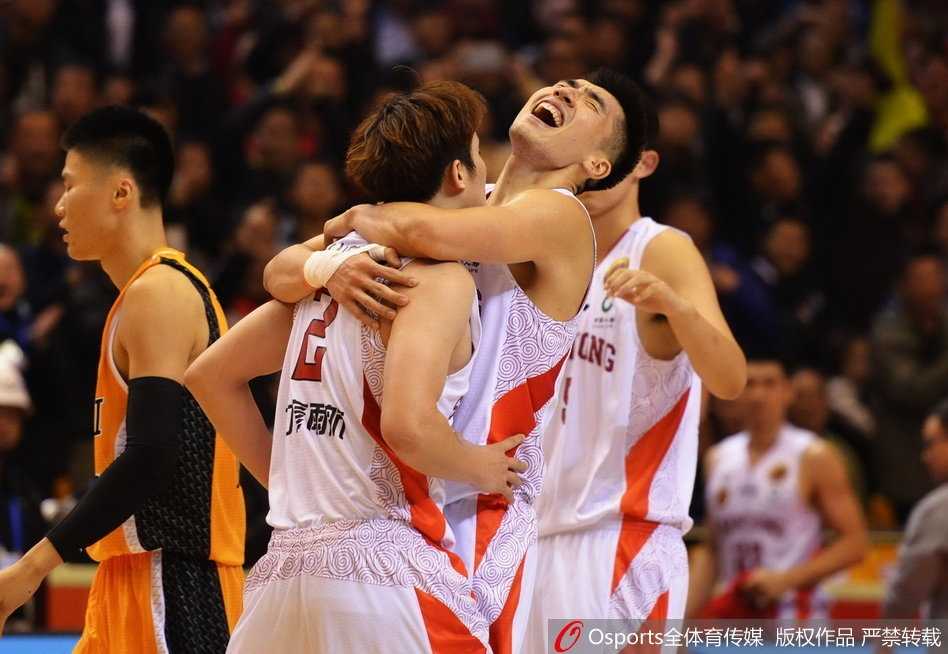 莫泰尤纳斯在山西内线斯科拉头顶上演梦幻舞步，以一记舒展的勾手投篮稳稳命中，展现全能技术。