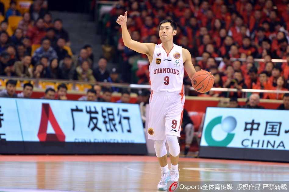 丁彦雨航三分出手后紧握拳头，目光如炬庆祝关键进球