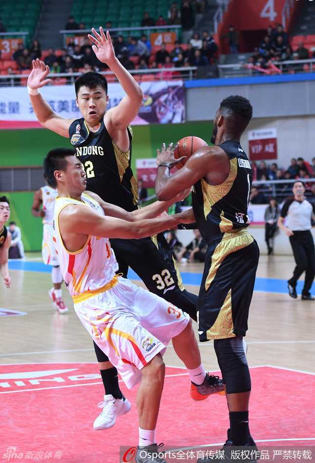 阿巴斯像一道黑色闪电，持球强硬杀向山东队禁区，面对补防毫无惧色，篮下瞬间风声鹤唳。