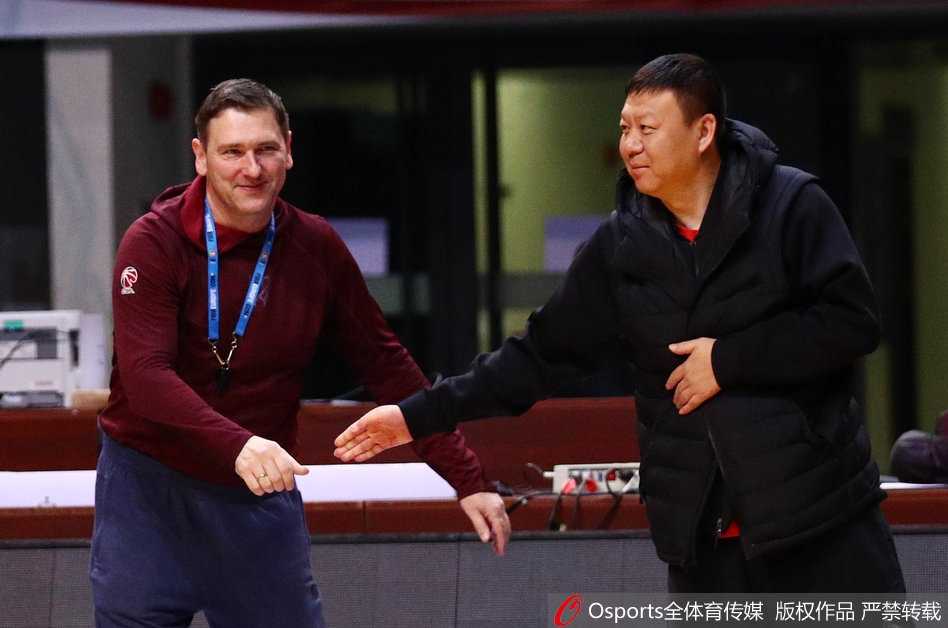 老将张庆鹏在训练间隙加练三分球，皮球划过一道完美的弧线，应声入网，展现着“张三疯”的杀手本色。