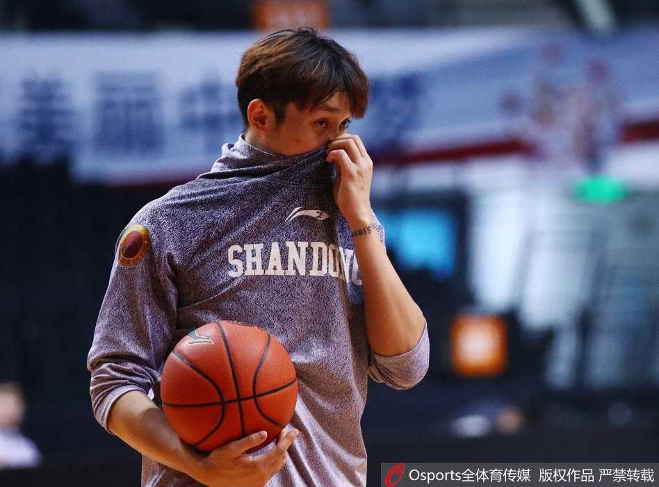 队长睢冉在训练中亲自上阵指导年轻队员防守动作，他的回归为球队注入了一剂强心针。