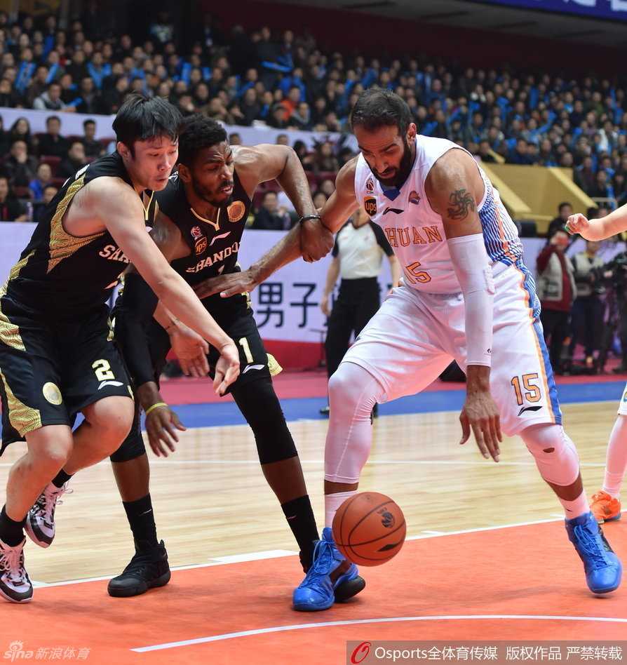 伊朗铁塔哈达迪在山东内线群中宛如蛟龙，遭遇围防后依旧高举高打，眼中满是统治禁区的霸气