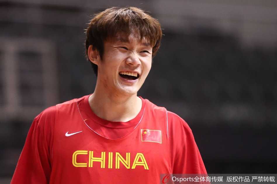 丁彦雨航在训练场上开怀大笑，露出整齐的牙齿，眉眼弯弯，那种发自内心的愉悦感感染了在场的每一个人，仿佛阴霾天气里透出的一缕阳光。