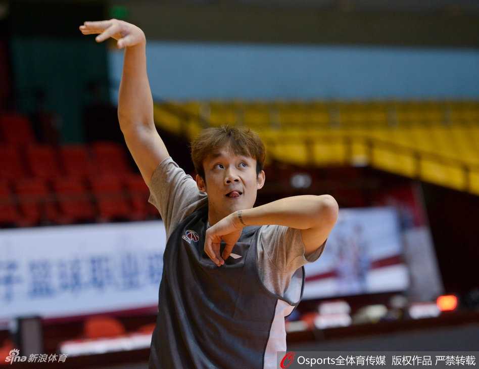 热身结束，丁彦雨航在篮下进行最后的放松拉伸，眼神坚定，仿佛已对比赛成竹在胸