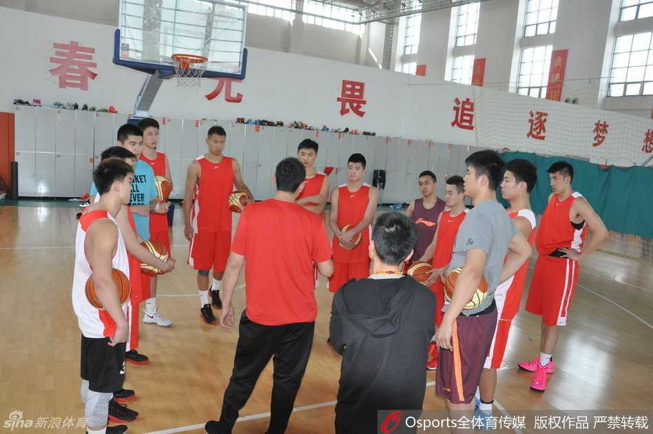 训练场上丁彦雨航接球后瞬间加速，防守队员只能望其项背，旁边的李楠指导正聚精会神地观察着爱徒的表现。