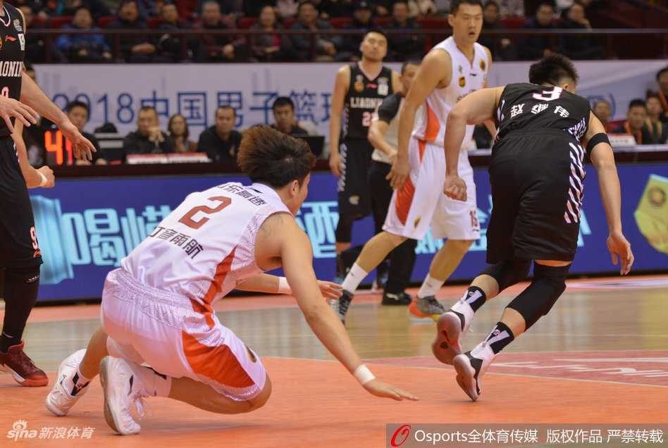 丁彦雨航在队友的搀扶下缓缓起身，他的眼神中透露出不甘与坚定，仿佛在告诉教练和队友：我还行，还能打。身后的看台上，无数山东球迷起身张望，眼神中满是担忧。