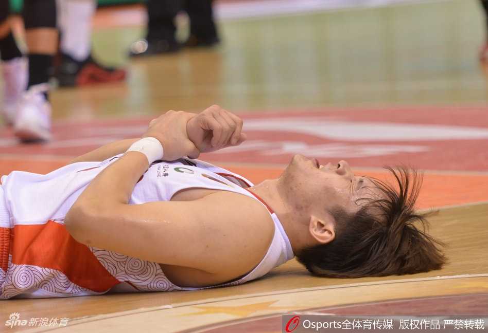 丁彦雨航在场边接受紧急治疗，他伸出手臂配合队医，眼神却始终望向赛场方向，那里激战正酣。他迫不及待想要回归，这种对胜利的渴望溢于言表。