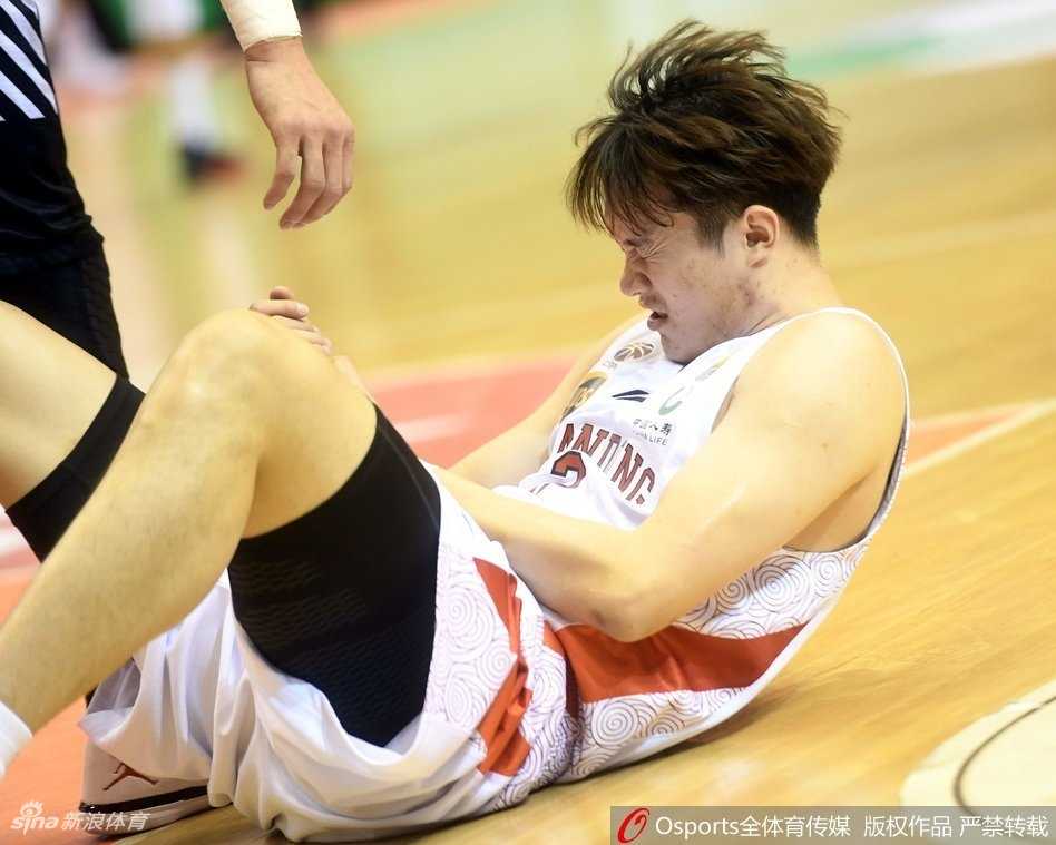 处理完伤势后，丁彦雨航重新站起来准备登场，全场球迷报以雷鸣般的掌声。他高举双手回应大家的支持，尽管手腕仍隐隐作痛，但他的背影依然挺拔，像是即将出征的战士。