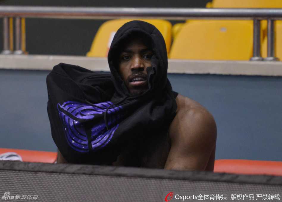 外援邓特蒙在场上跳投出手，篮球稳稳离手，他的眼神紧盯着篮筐，整个动作舒展流畅，充满了必胜的决心。