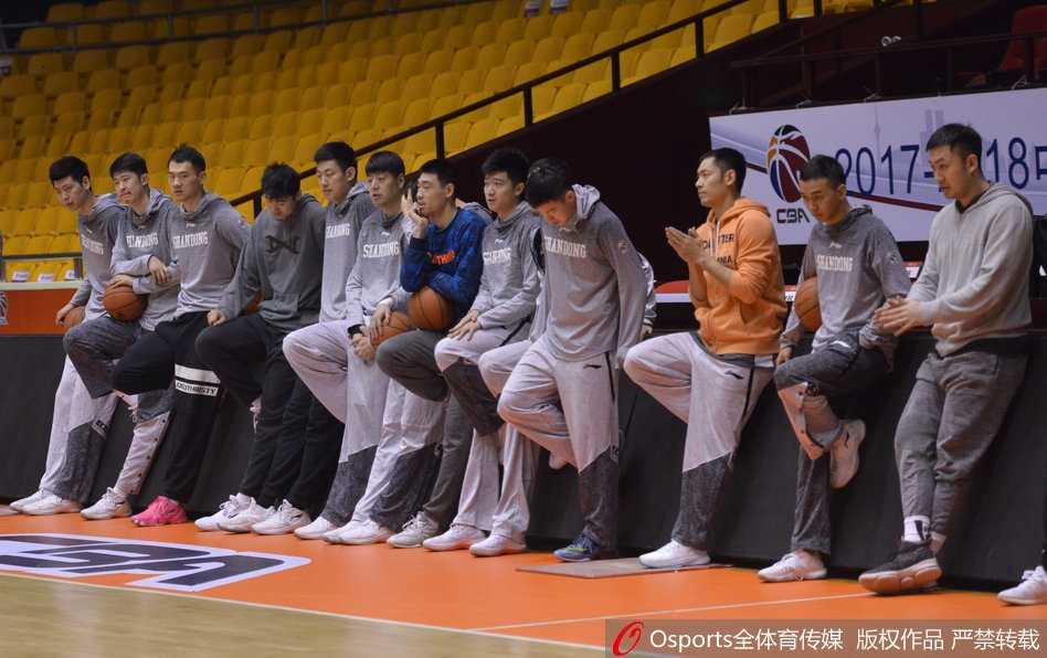 另一视角的训练瞬间，山东高速男篮的战术跑位一丝不苟，静待明晚齐鲁球迷的欢呼呐喊。