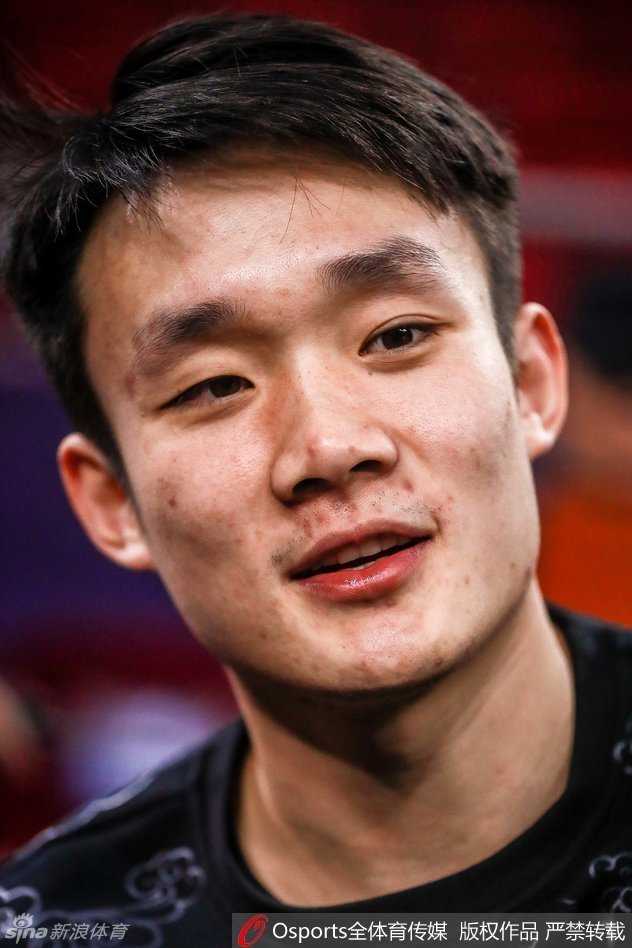 比赛结束的瞬间，耗尽最后一丝力气的丁彦雨航瘫倒在队友怀里，需要被搀扶才能起身离场，眼神中透着疲惫与不屈。