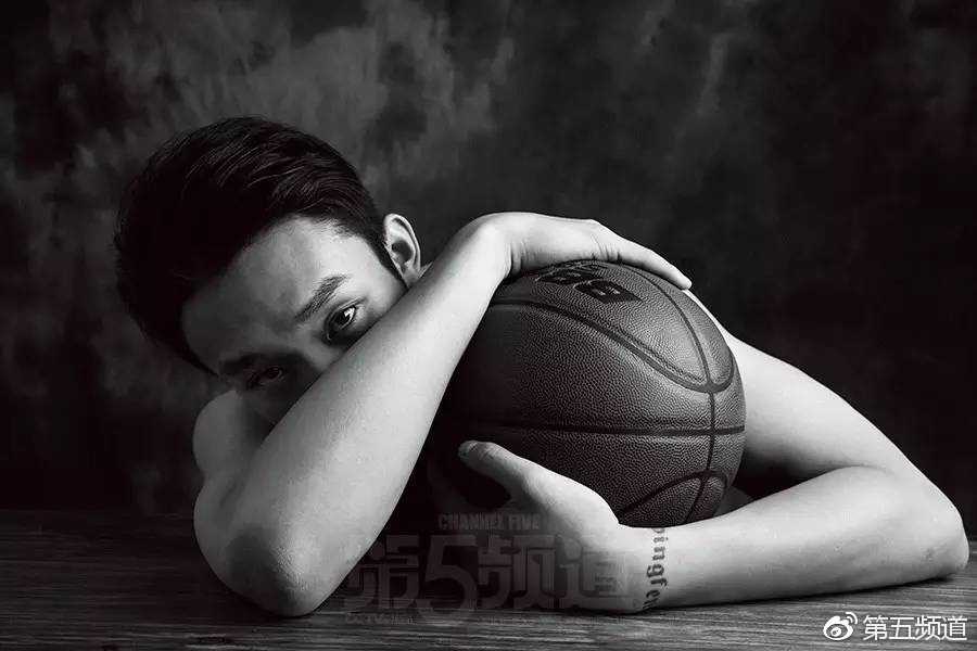 特写镜头下，丁彦雨航的面部轮廓硬朗分明，微微抿起的嘴唇和坚定的目光，仿佛在无声宣告着他对胜利的渴望和对未来的笃定。