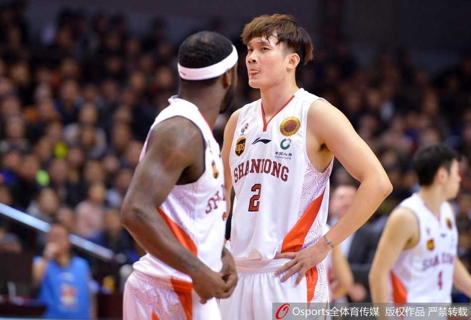 莫泰尤纳斯在篮下展现欧洲内线的细腻手感，面对汉密尔顿的严防死守，他以一个巧妙的转身勾手将球送入网窝，动作一气呵成。