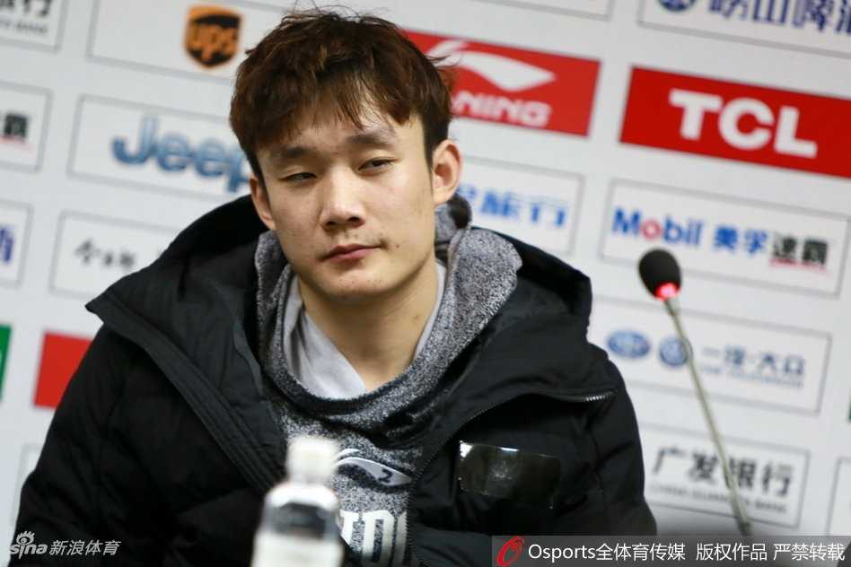 他抿着嘴唇，像是在回味刚才的问题，又像是在努力憋住一个得意的笑容，表情管理面临挑战。