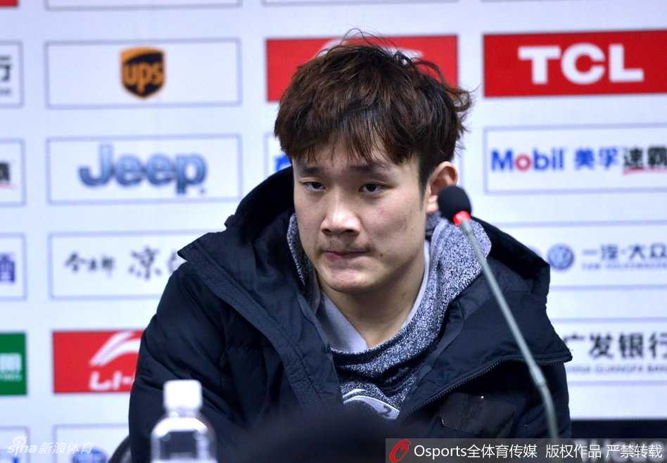 嘴角向一边咧去，露出一个有些狡黠又带点顽皮的坏笑，像是个得逞了的“坏小孩”。