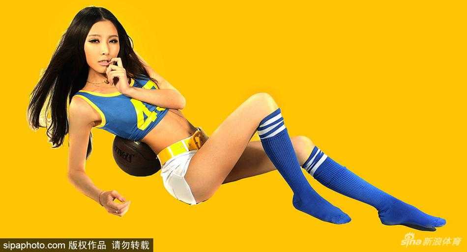 身着篮球背心的赵亚璐在机舱内回眸一笑，窗外的万米高空阳光正好，她的笑容比阳光更加灿烂温暖。