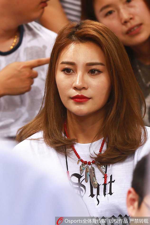 李根与现任博士妻子，经历了上一段婚姻的风波后，他选择了低调和务实，与高知爱人共筑温馨小家庭。