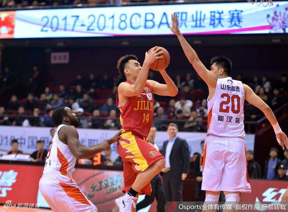 兰德里在山东队内线强起暴扣，面对莫泰尤纳斯的防守，他用一记势大力沉的灌筐宣告“神鸟”依旧威力不减。