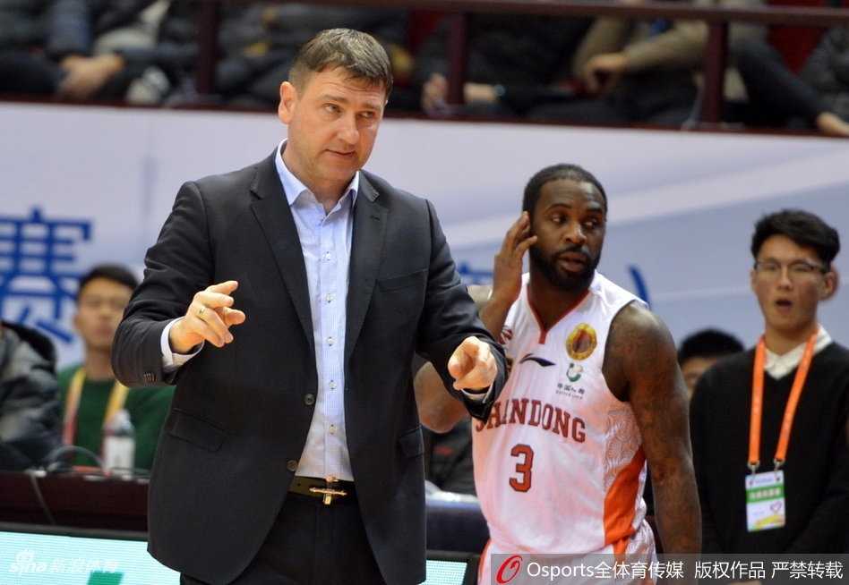 场边的吉林队主帅神情严峻，面对山东队如潮水般的攻势，他正试图通过战术调整来稳住场上局面。