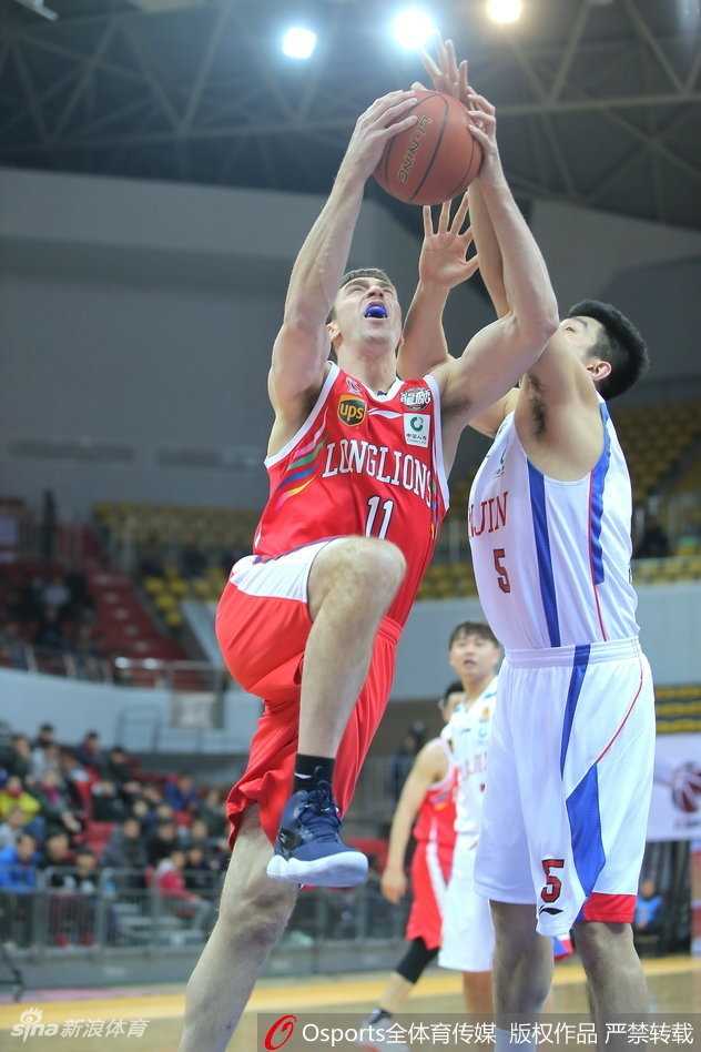 天津队教练组在暂停时围成一圈布置战术，主教练徐贵军神情专注地在战术板上画着跑位路线，旁边的球员们认真聆听，眼中充满了对胜利的渴望。