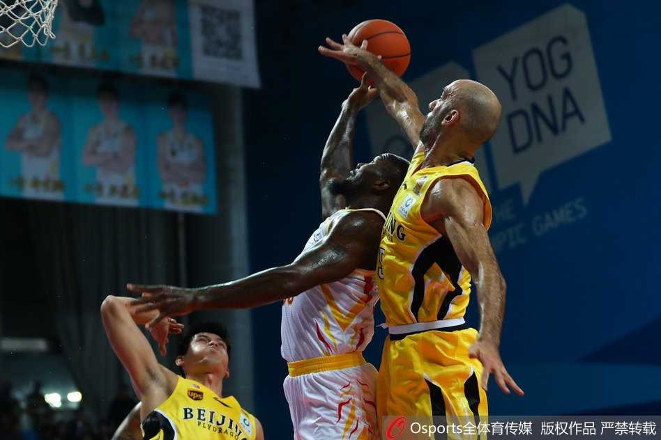 马布里在人群中强行突破，他双眼圆睁，目光如炬，护球手死死卡住防守球员，任凭对手拉拽，这位40岁的老将依然坚定地迈出每一步，只为撕开那微弱的追分希望。