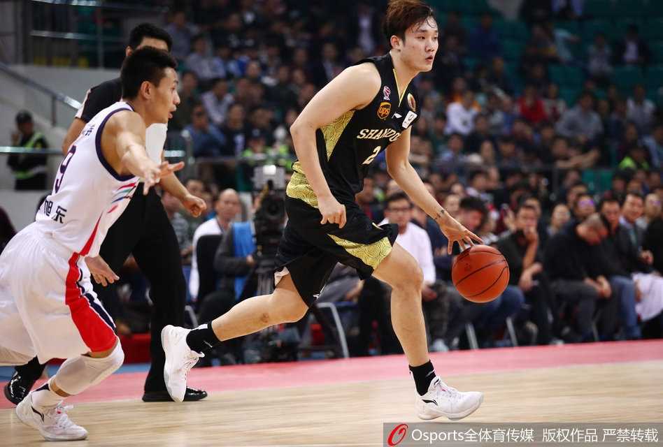 山东队外援劳森在多人围堵下艰难上篮，身体失去平衡，展现比赛的激烈对抗程度。