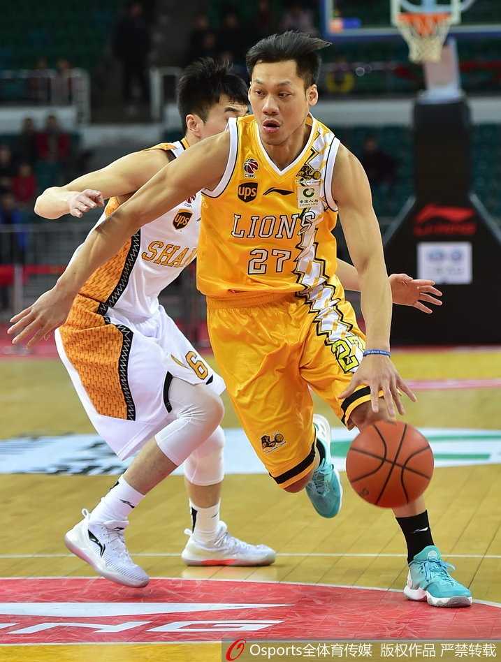 广厦众将赛前聚首，眼神如炬凝视远方，冠军之心在胸中激荡，大战前夕的宁静下蕴藏着喷薄欲出的能量。