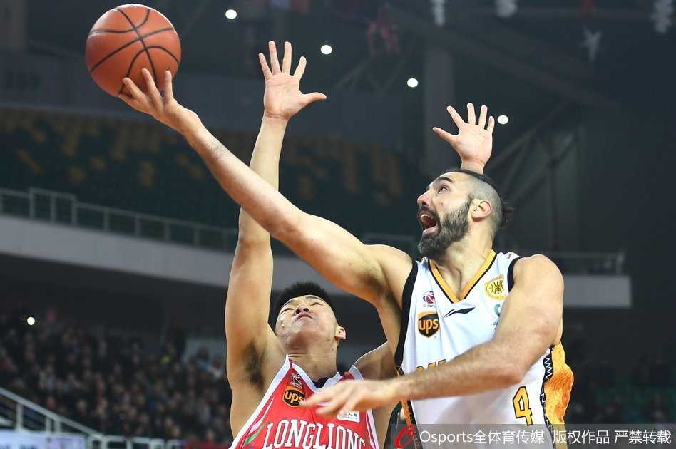 山西外援斯科拉在对方多人围堵之下，凭借精湛的篮下脚步强行转身投篮，眼神中充满了坚毅与必胜的决心。