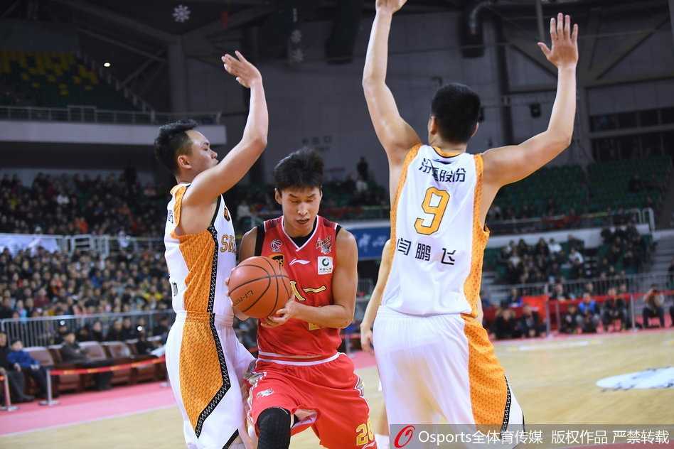 山西外线射手李敬宇接球后稍作调整，随即干拔而起，皮球从他的指尖飞旋而出，直奔篮筐，三分线外他冷血无情。