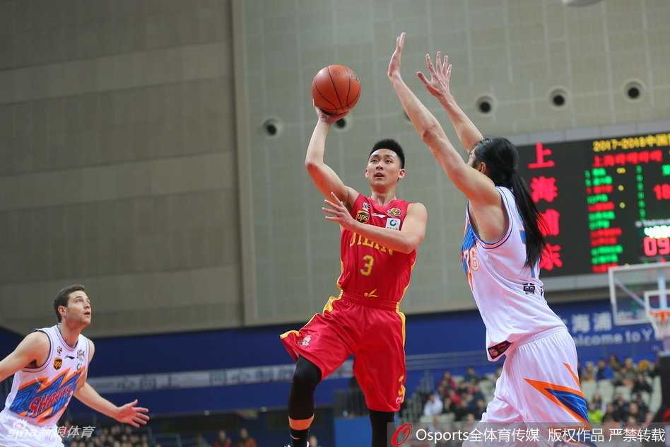 吉林队外援兰德里在内线卡位要球，肌肉碰撞间充满了力量感，他此役砍下25分，展现了在CBA赛场的丰富经验。