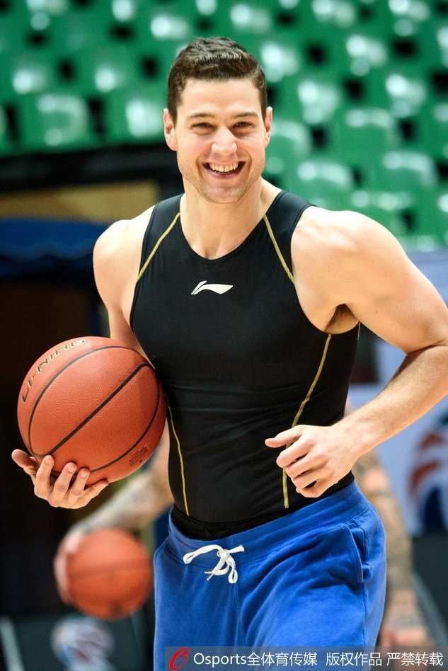 上海队训练中，明纳拉斯脱下训练外套，露出布满整个手臂的炫酷纹身，神态轻松自若。