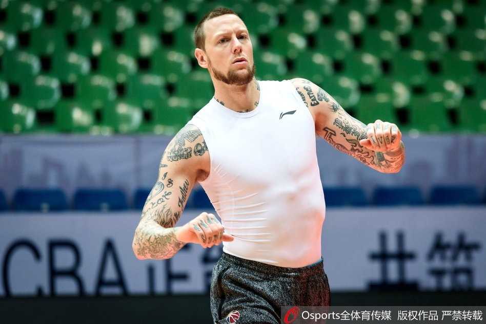 队友在训练中开玩笑，明纳拉斯露出腼腆的笑容，卸下赛场的杀气，此时的“花臂哥”显得亲和力十足。