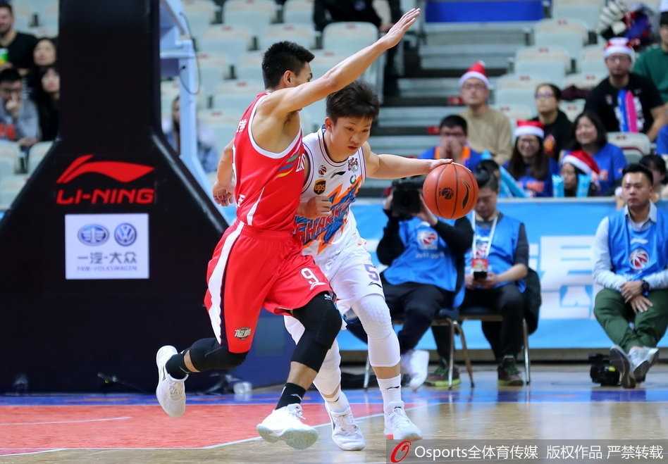 汉斯布鲁在失去重心的情况下强行出手，展现了他强悍的身体素质和必胜的决心。