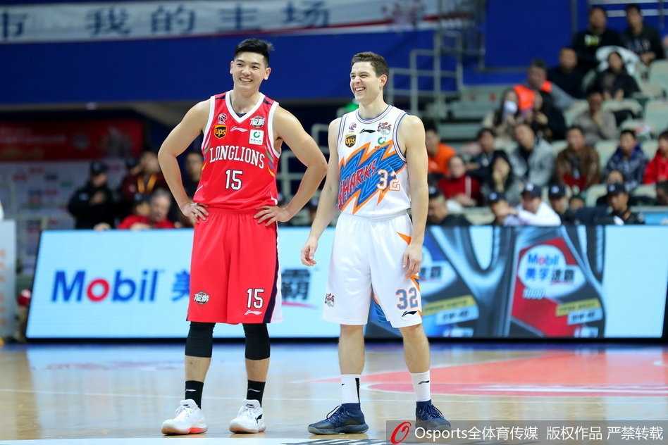 上海外援弗雷戴特在严防死守中强行出手，他孤独的身影映衬着球队在加时赛中苦苦追分的艰难。