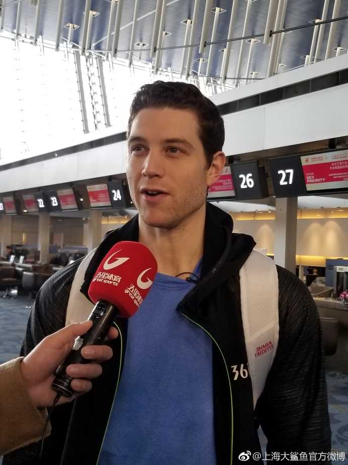 弗雷戴特在比赛关键时刻持球进攻，面对防守者毫无惧色，场馆内灯光聚焦于他一人身上，孤独求败的王者之气尽显无遗