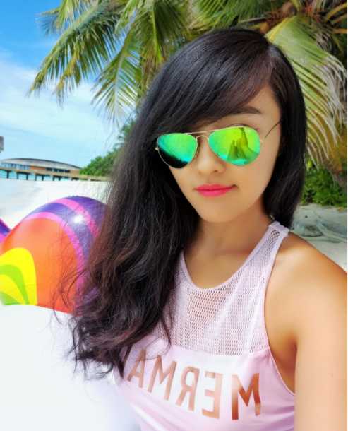 美人鱼侧身回眸，傲人身材在光线勾勒下展现出完美曲线，鱼尾上的鳞片熠熠生辉。