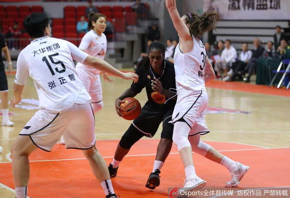 山东队球员曹君伟快攻上篮，上海队申彬彬奋力回追，电光火石之间，胜负已分。