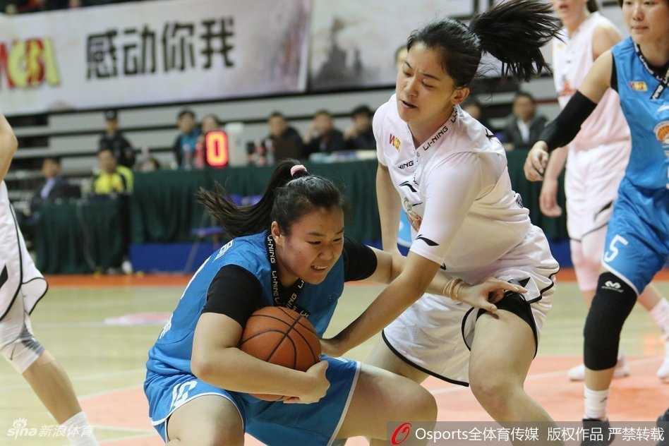 上海队发动快速反击，形成前场三打一的有利局面，轻松上篮得分