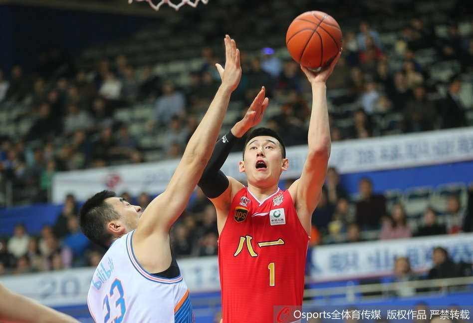 “寂寞大神”弗雷戴特在命中一记超远三分后，右手高高举起做出三分手势，嘴角微微上扬，眼神中透着不可阻挡的自信与冷峻。