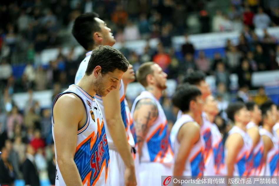 上海队本土球员卢伟在三分线外果断出手，皮球刚刚离开指尖，他的眼神便紧紧追随那道通往篮筐的完美抛物线。