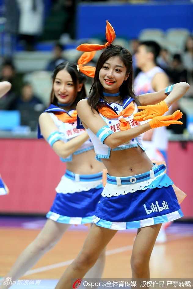 这位舞蹈中的篮球宝贝神情专注，发丝随着动感的动作飞扬，闪耀的舞台灯光打在她身上，让她看起来如同二次元世界中为战队加油鼓劲的应援团长。