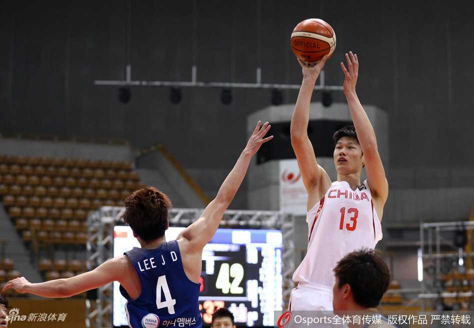 赵岩昊快速推进，面对补防球员，轻盈起跳完成一次漂亮的持球上篮。