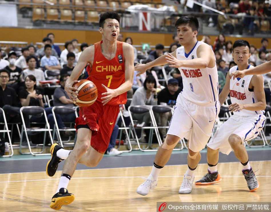 胡金秋在对方内线长臂林中高高跃起，于对抗中稳稳将球放入篮筐，展现了极其扎实的篮下终结能力。