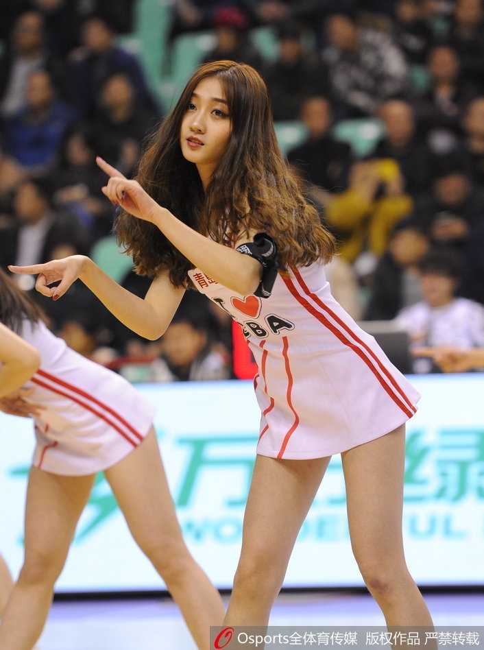 一位篮球宝贝在表演间隙与场边观众温馨互动，她脸上洋溢的亲和笑容，拉近了赛场与看台的距离，让体育馆内充满温暖与欢乐的气息