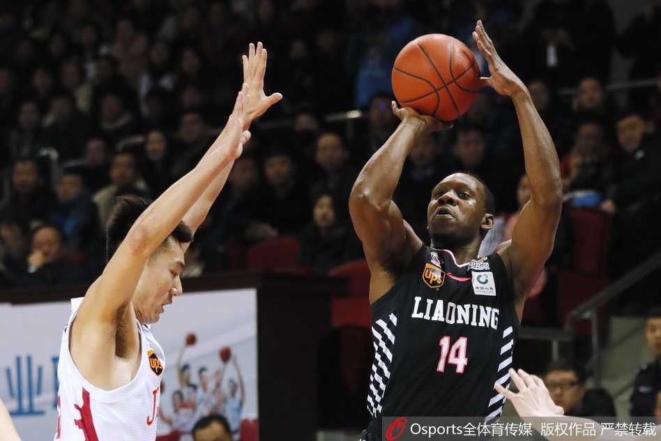 赵继伟鬼魅般突破吉林防线，眼神看向弱侧，却突然击地传球穿越三人防守，人到球到，助攻队友轻松上篮得分。