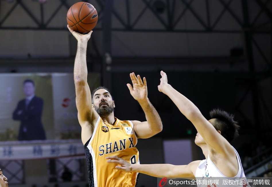 山西外援斯科拉在吉林队内线群中高高跃起，以一敌众强硬摘下篮板，眼神中透露出必胜的坚定